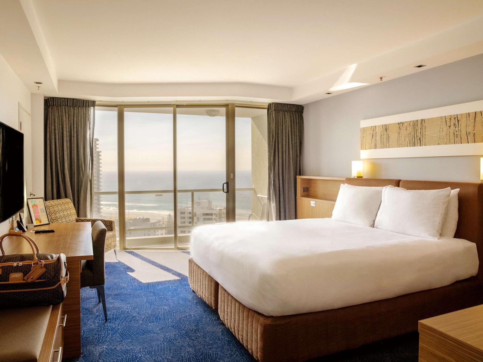 Sofitel Gold Coast Broadbeach Kültér fotó A guest room at Hilton Tel Aviv