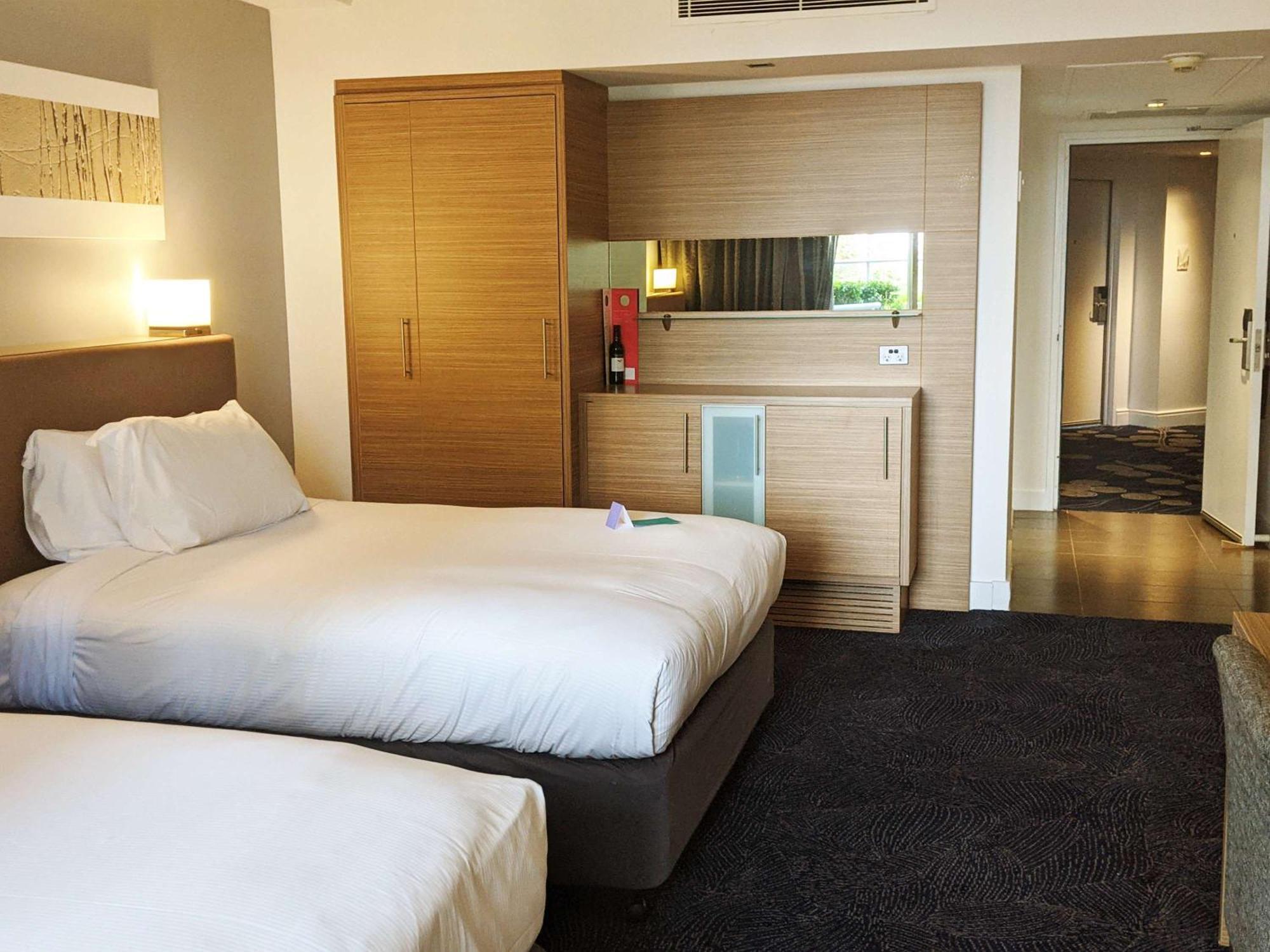 Sofitel Gold Coast Broadbeach Kültér fotó A room at the hotel