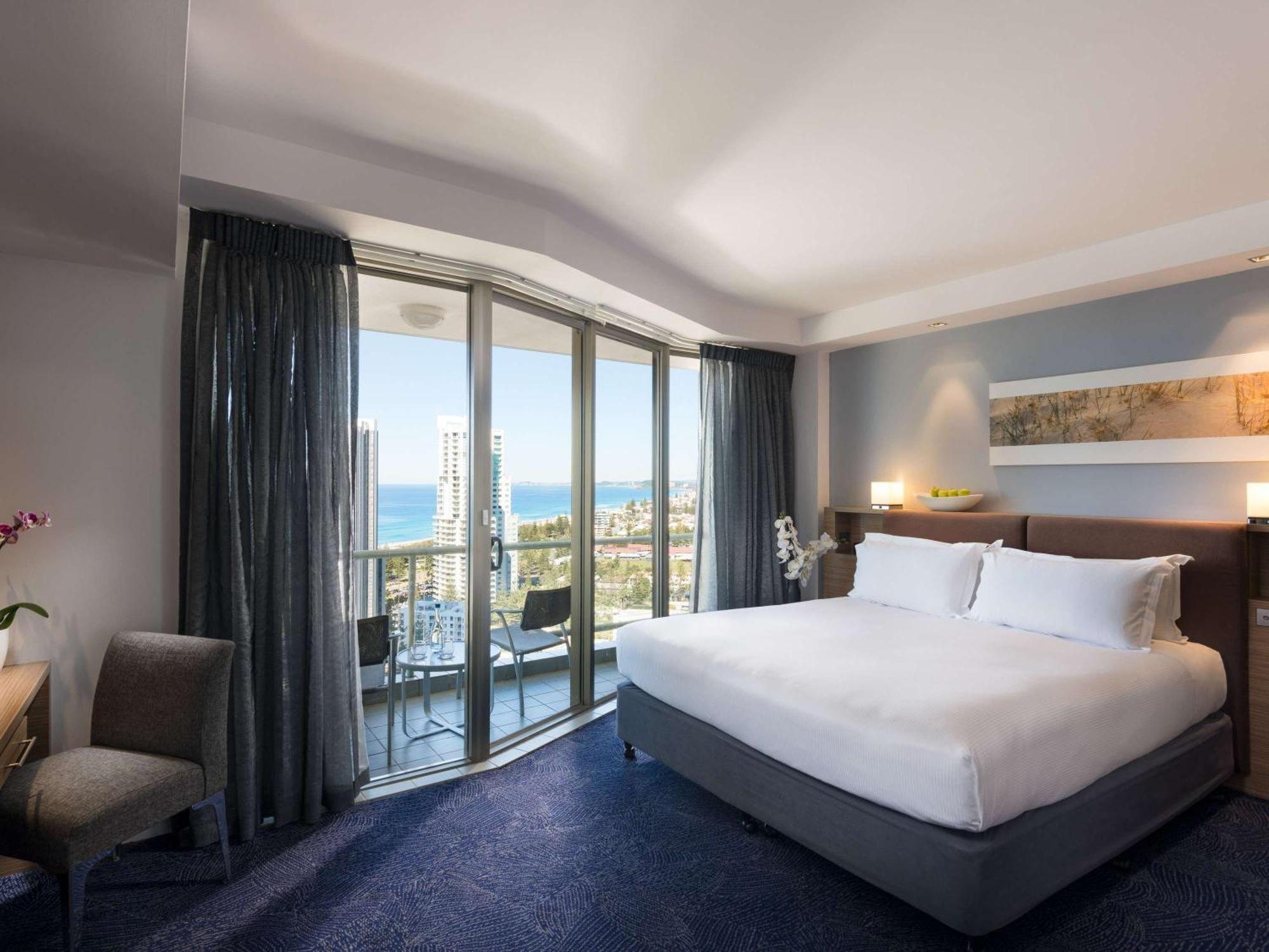 Sofitel Gold Coast Broadbeach Kültér fotó A room at the Crowne Plaza Hotel, Terrigal