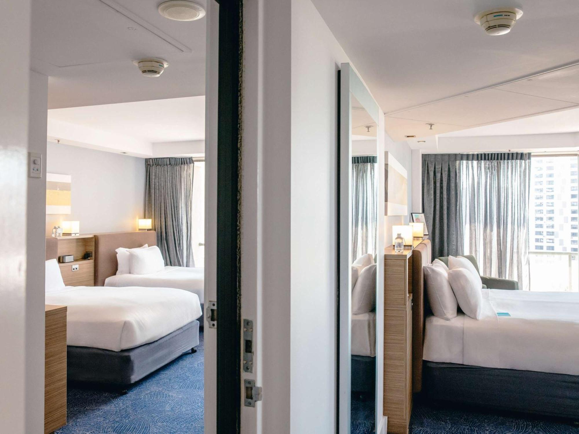 Sofitel Gold Coast Broadbeach Kültér fotó A room at the hotel