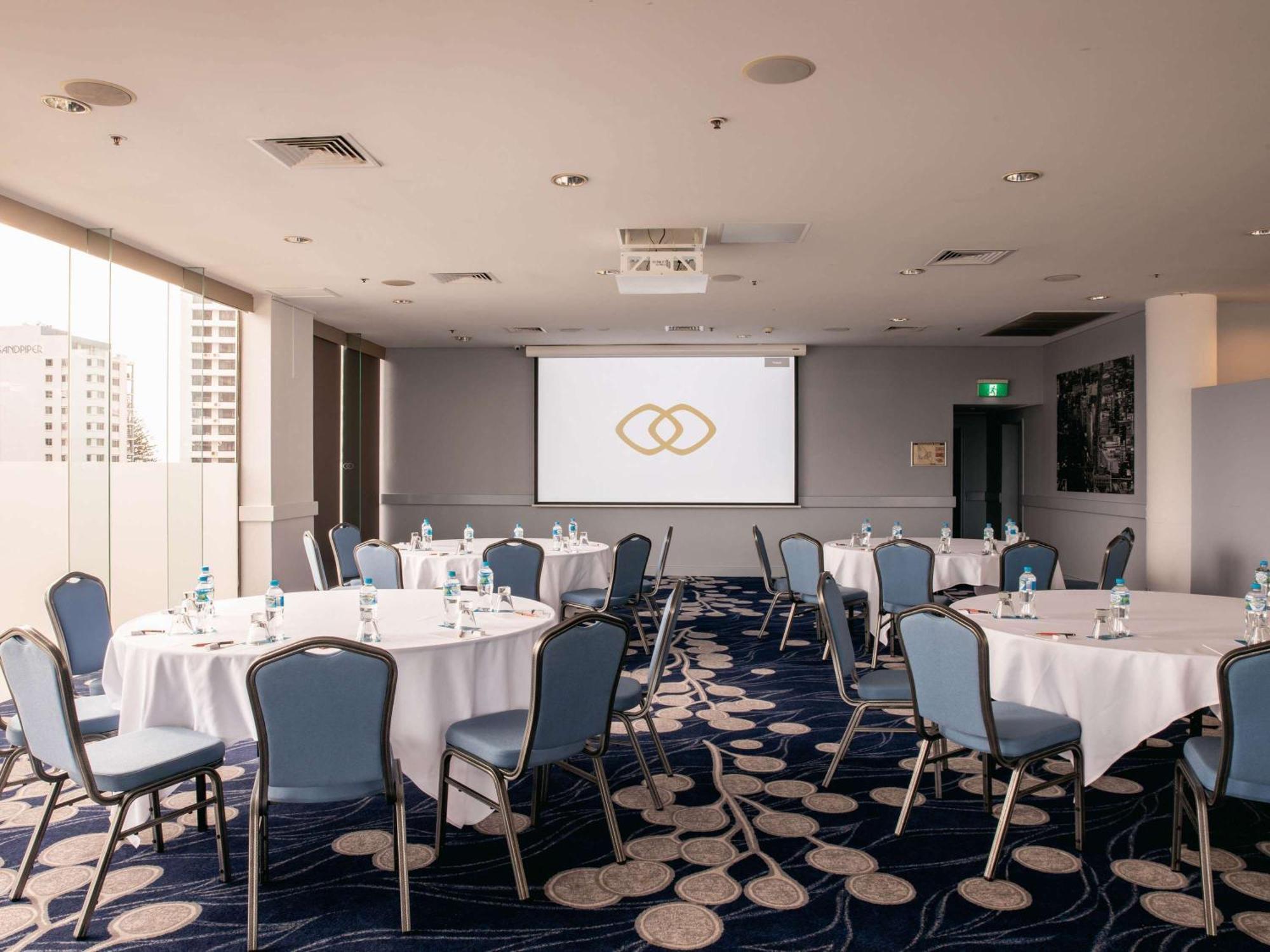 Sofitel Gold Coast Broadbeach Kültér fotó The meeting room at the hotel