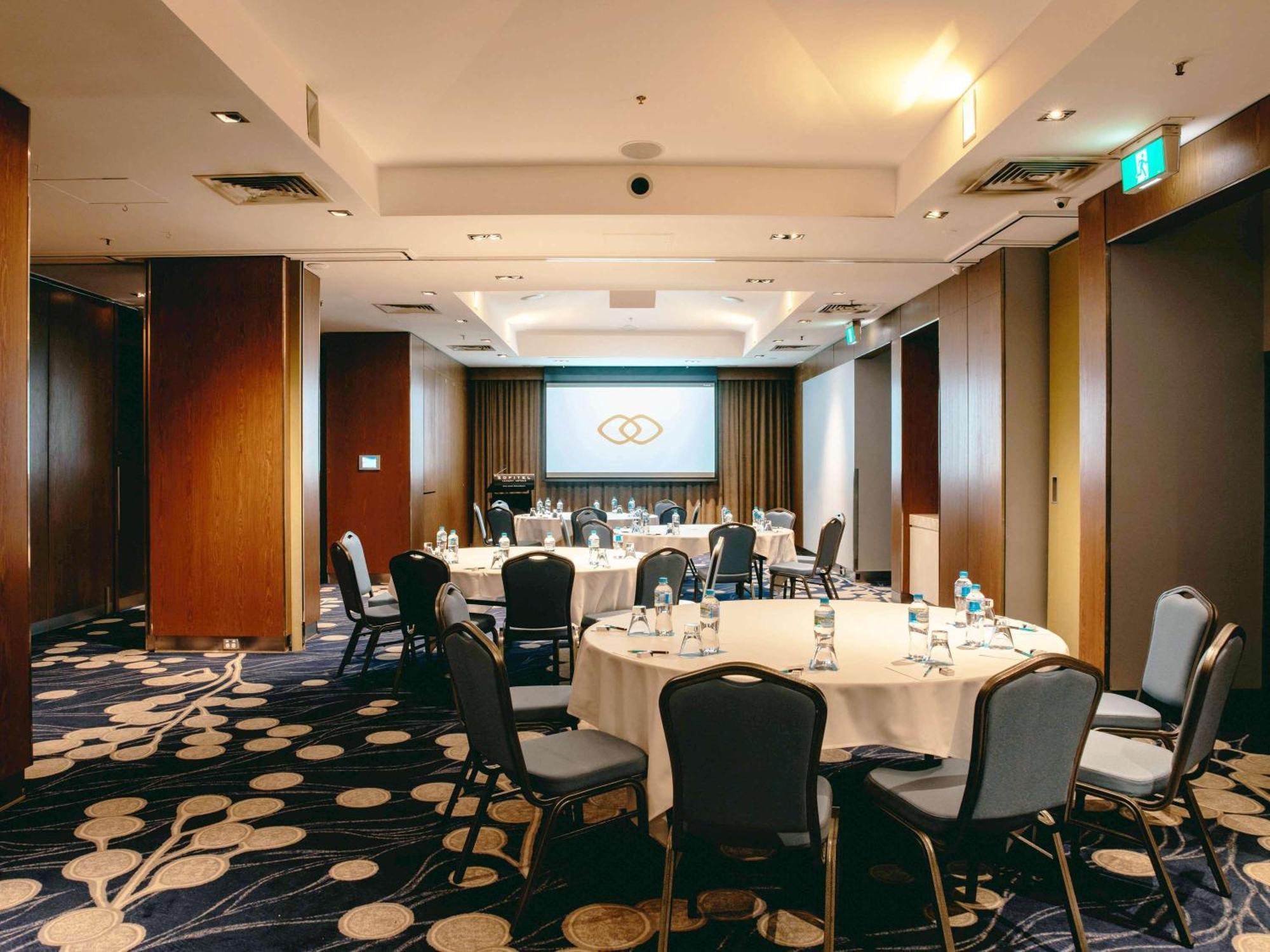 Sofitel Gold Coast Broadbeach Kültér fotó Meeting room at the hotel