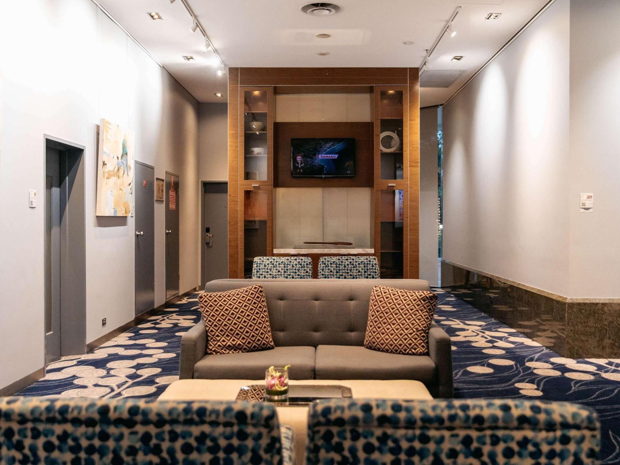Sofitel Gold Coast Broadbeach Kültér fotó The lounge at the airport