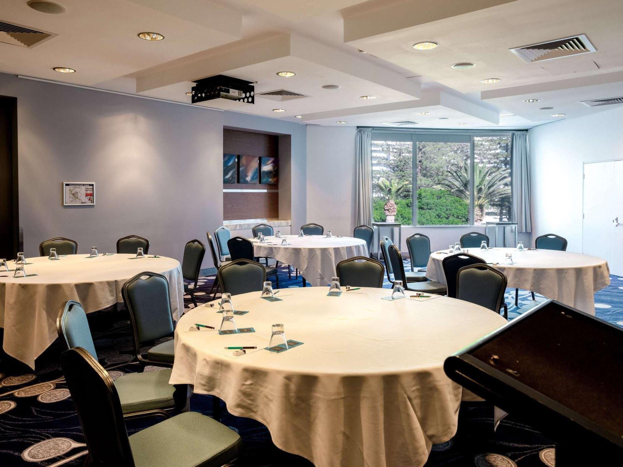 Sofitel Gold Coast Broadbeach Kültér fotó The meeting room