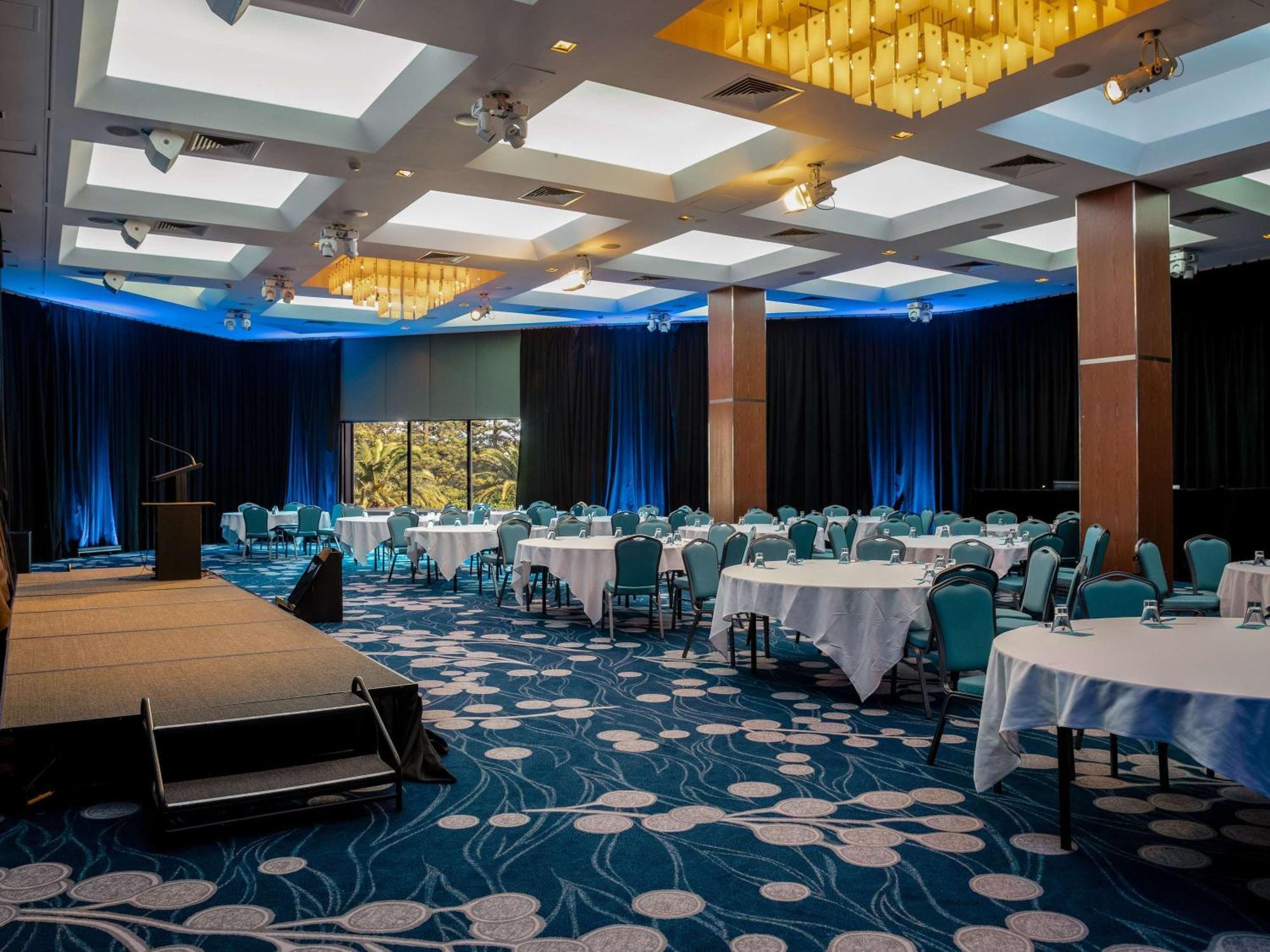Sofitel Gold Coast Broadbeach Kültér fotó The ballroom at the Radisson Blu Hotel, Dublin Airport