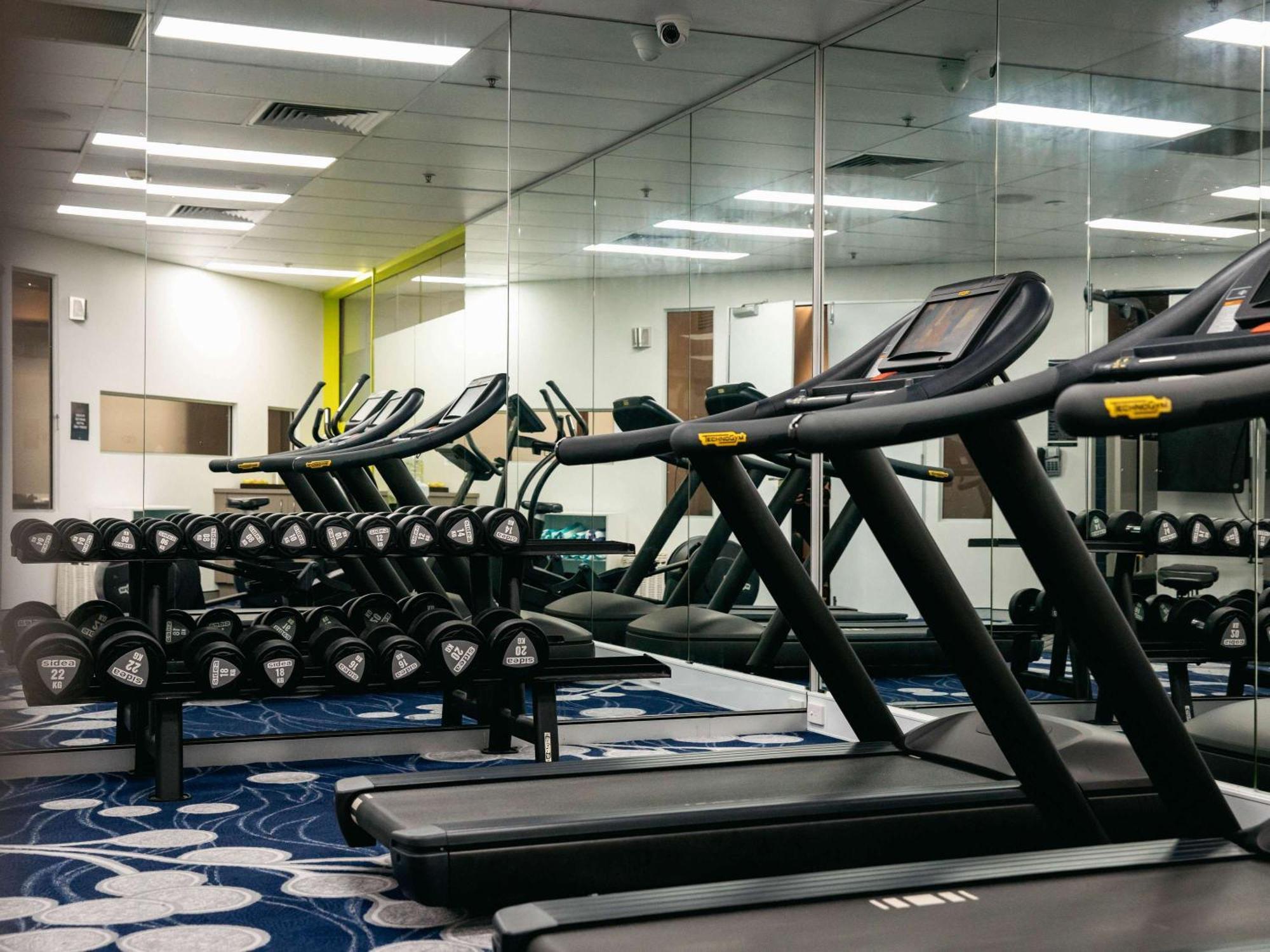 Sofitel Gold Coast Broadbeach Kültér fotó The gym at the hotel