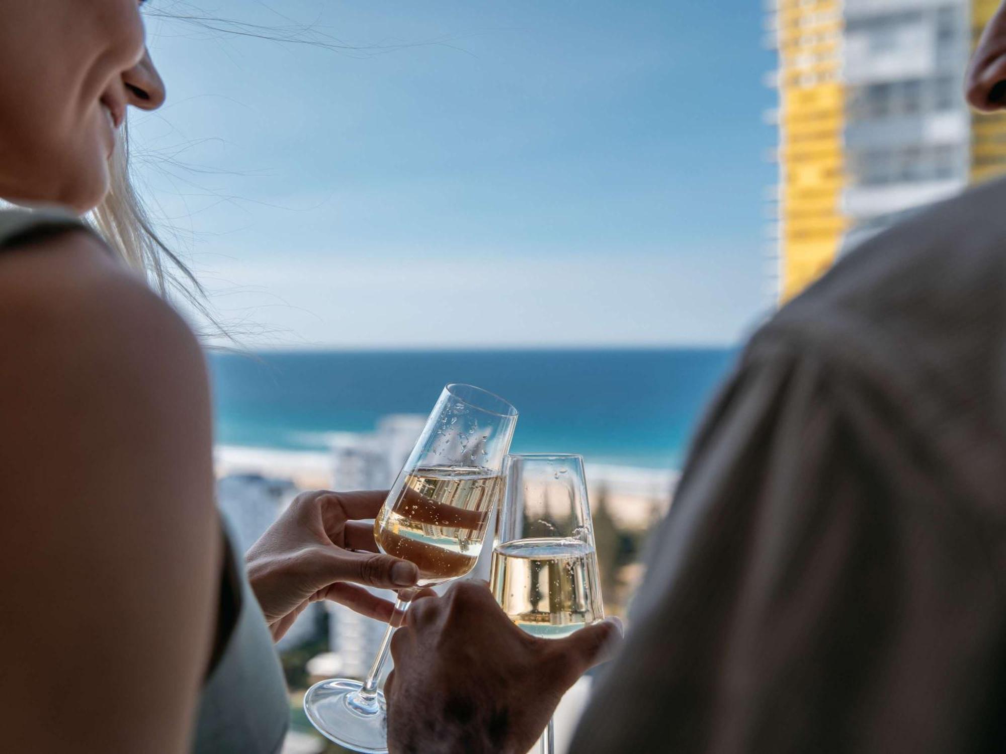 Sofitel Gold Coast Broadbeach Kültér fotó A couple drinking champagne