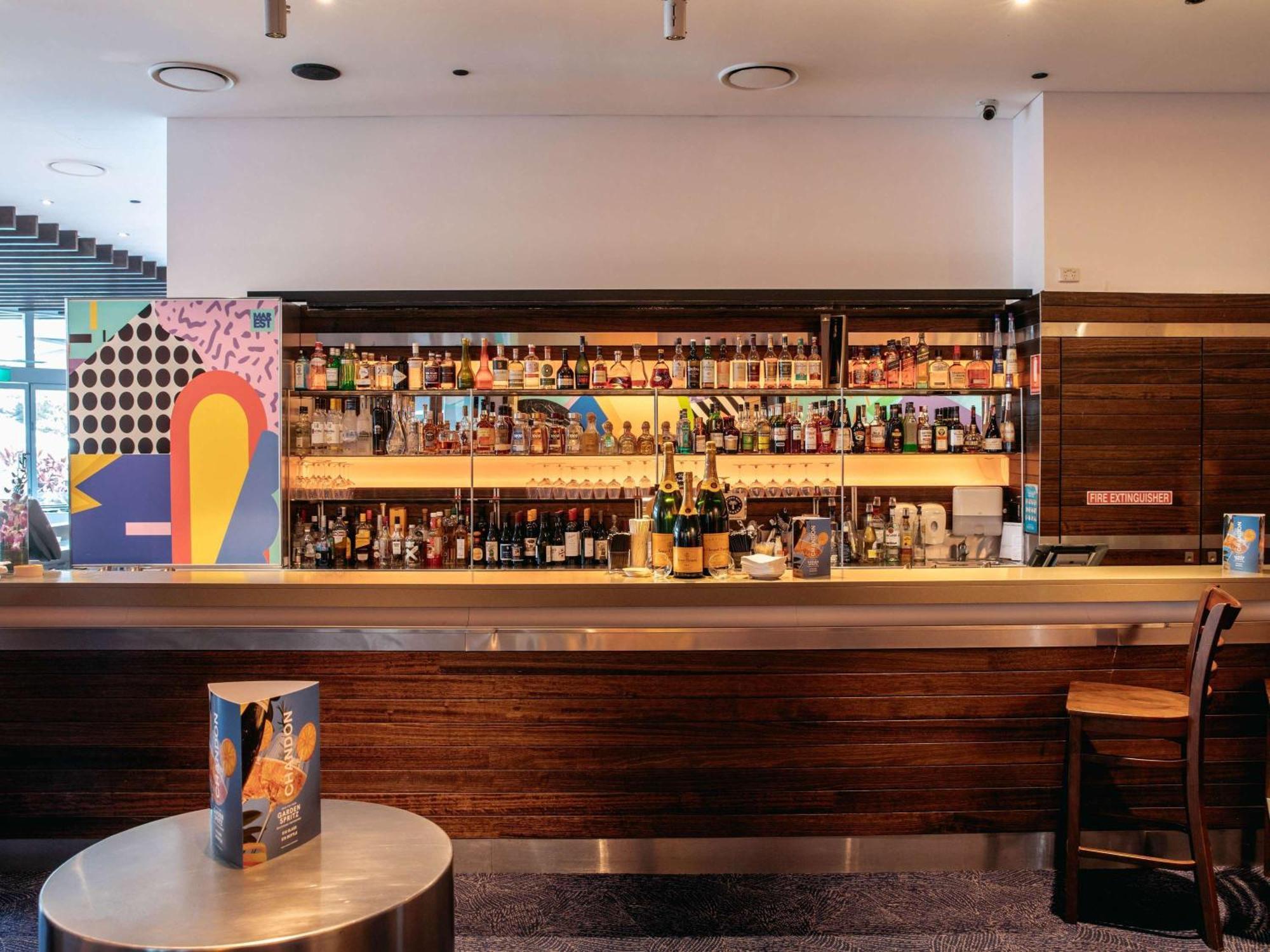Sofitel Gold Coast Broadbeach Kültér fotó The bar at the National Theatre