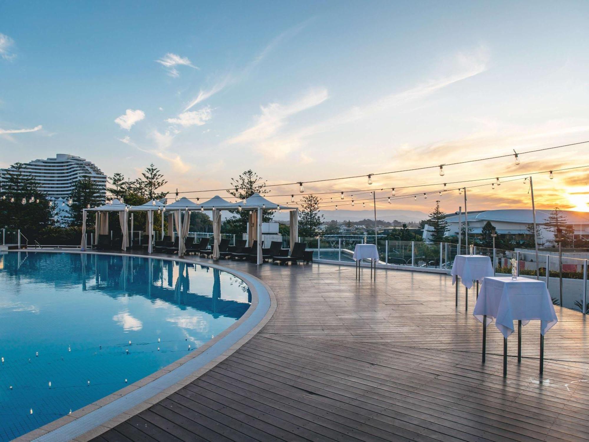 Sofitel Gold Coast Broadbeach Kültér fotó The pool at the hotel