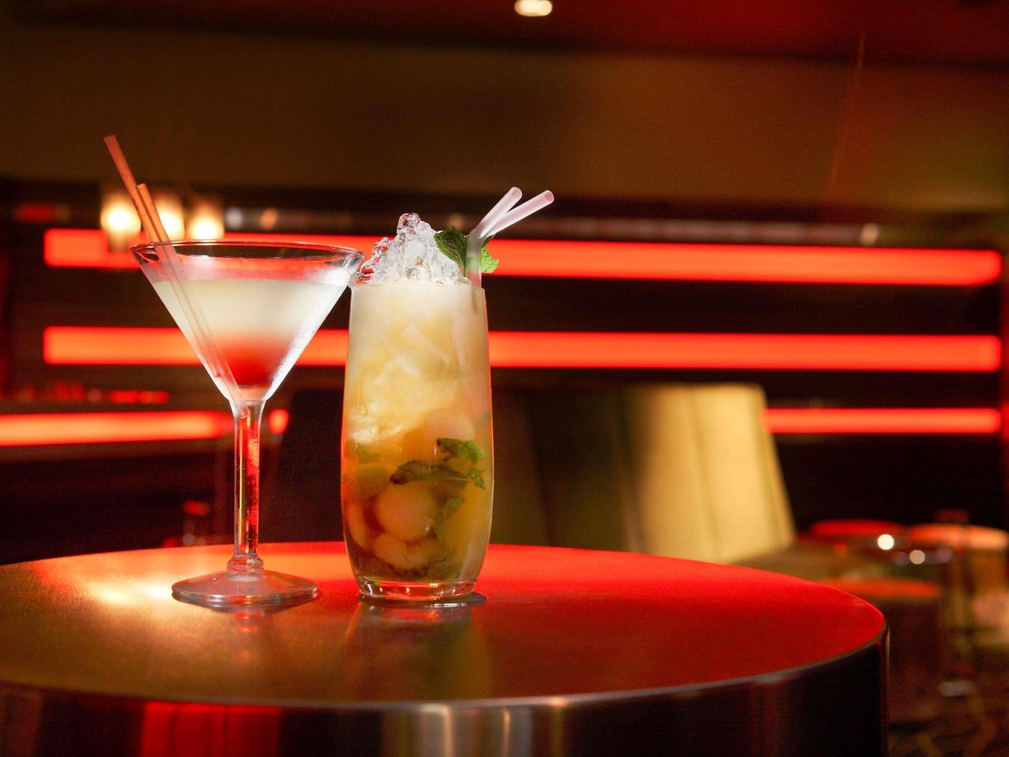 Sofitel Gold Coast Broadbeach Kültér fotó Cocktails at the bar