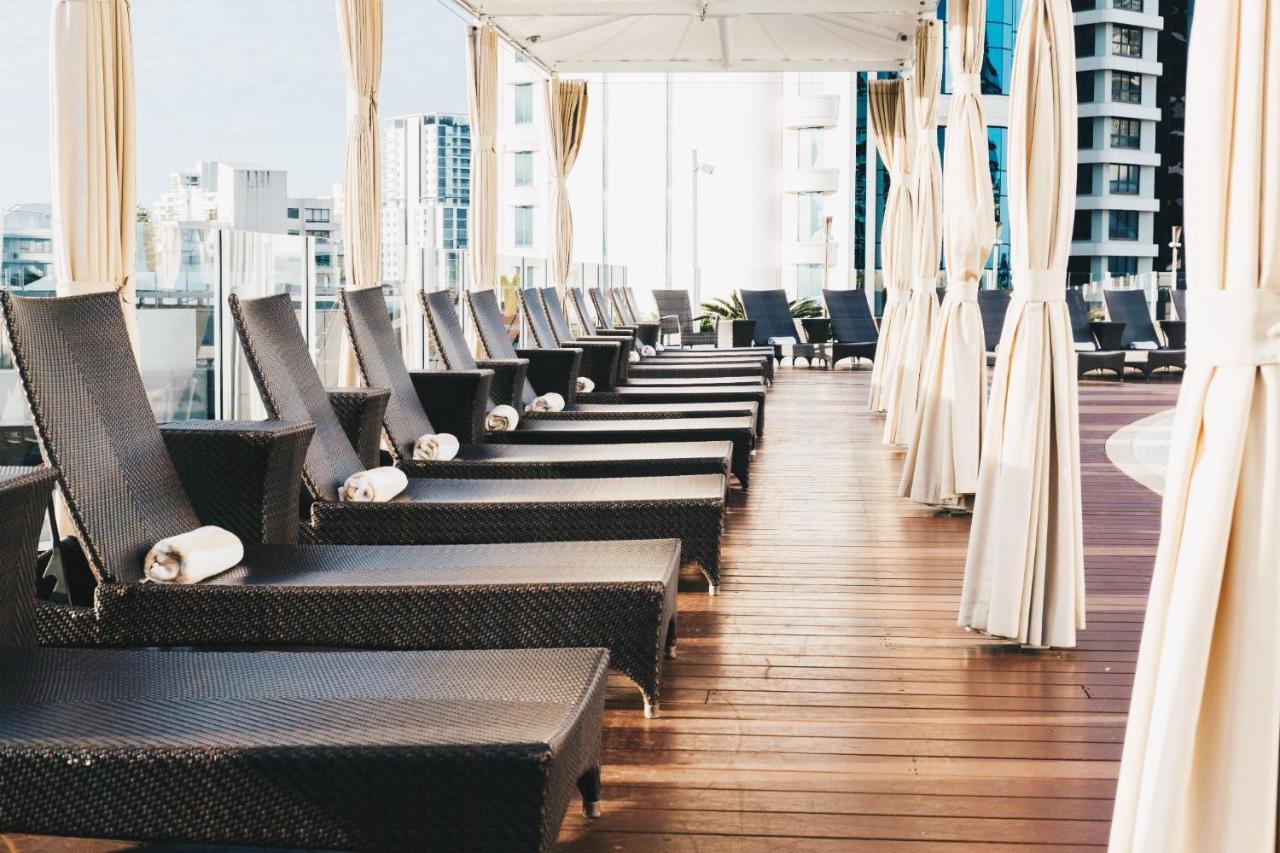 Sofitel Gold Coast Broadbeach Kültér fotó The pool deck at the 39th floor